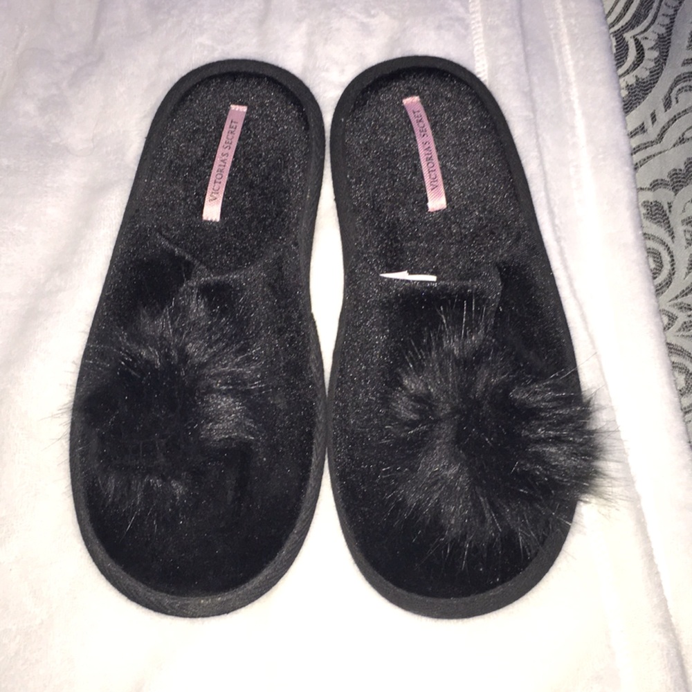 VICTORIA’S SECRET BLACK POM POM Furry Slippers SzL